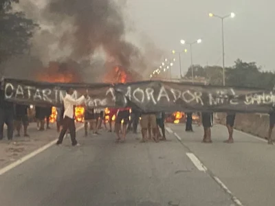 Niterói: Moradores interditam Rodovia Niterói-Manilha em protesto