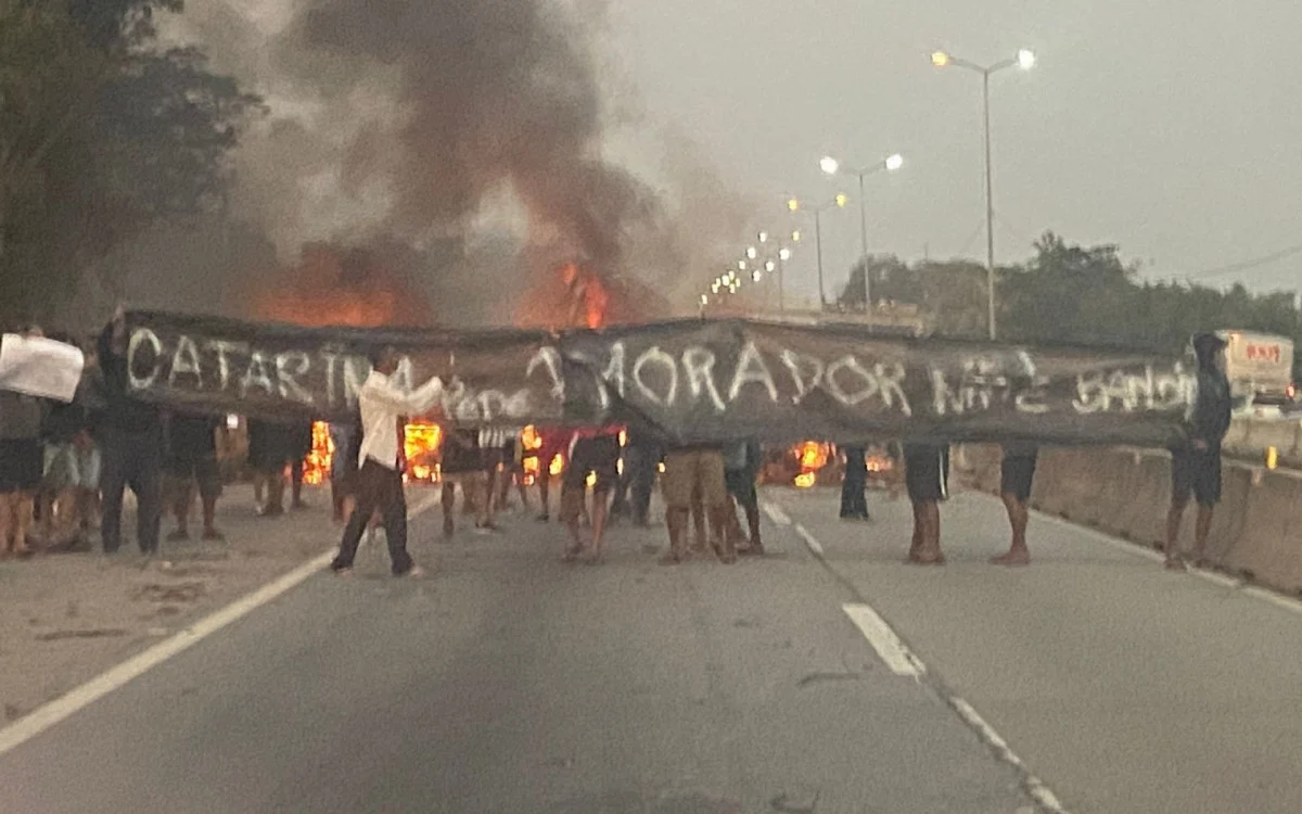 Niterói: Moradores interditam Rodovia Niterói-Manilha em protesto