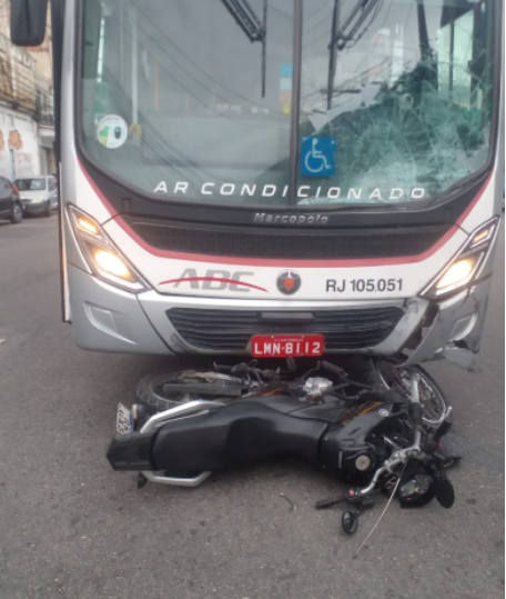 Ônibus da ABC colide contra moto e deixa um ferido em Niterói