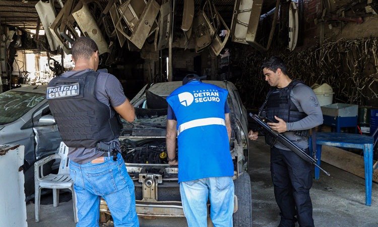 Operação fecha seis ferros-velhos ilegais em São Gonçalo Alexandre Simonini-Detran.RJ