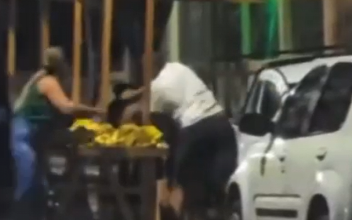 Vendedor de bananas é agredido durante discussão - Vídeo