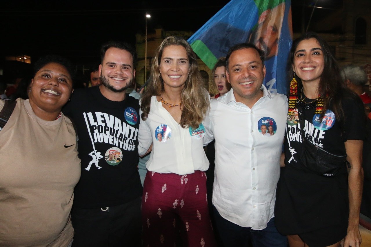 Rodrigo Neves, ao lado de Isabel Swan, promete avanços para jovens de Niterói, durante ato de campanha em São Domingos, na Zona Sul | Divulgação