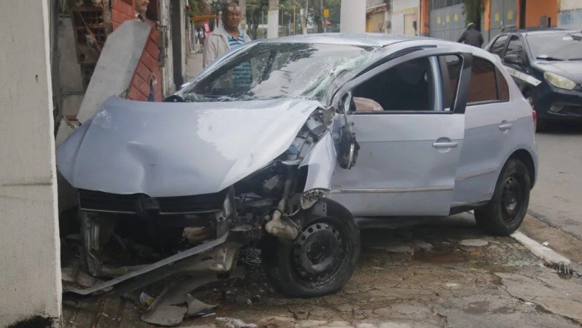 Motor voa após carro bater contra casa no Barreto, em Niterói | Imagens cedidas pelo ENFOCO - Créditos: Tiago Souza