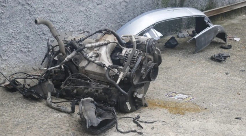 Motor voa após carro bater contra casa no Barreto, em Niterói | Imagens cedidas pelo ENFOCO - Créditos: Tiago Souza