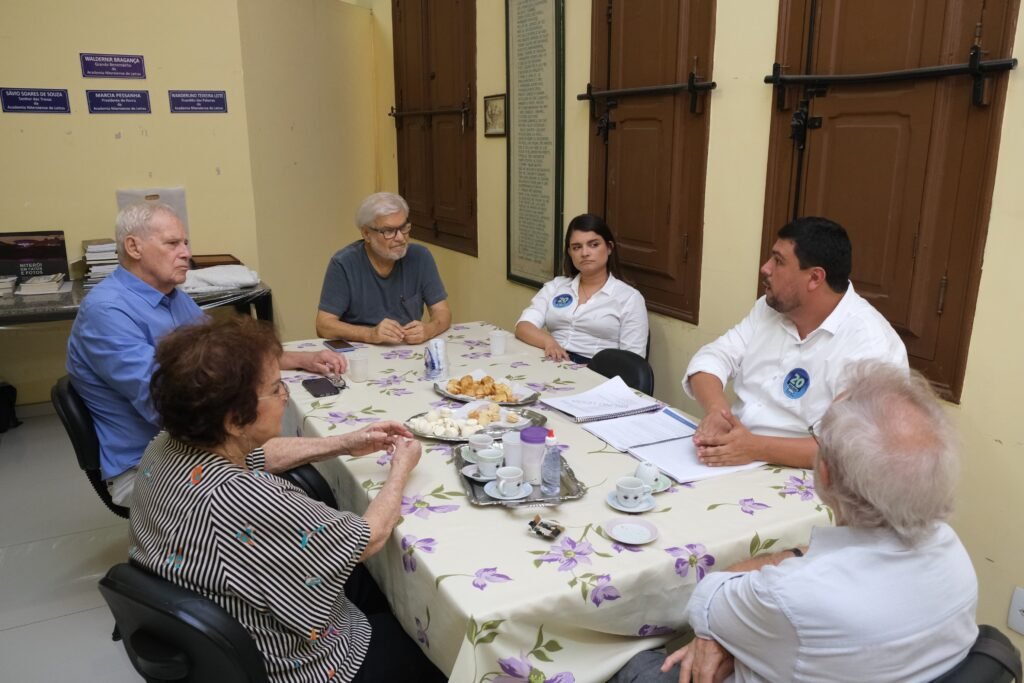 Candidatos Bruno Lessa e Bruna Doriel vão na Academia Niteroiense de Letras e apresentam suas propostas para a cultura de Niterói | Divulgação