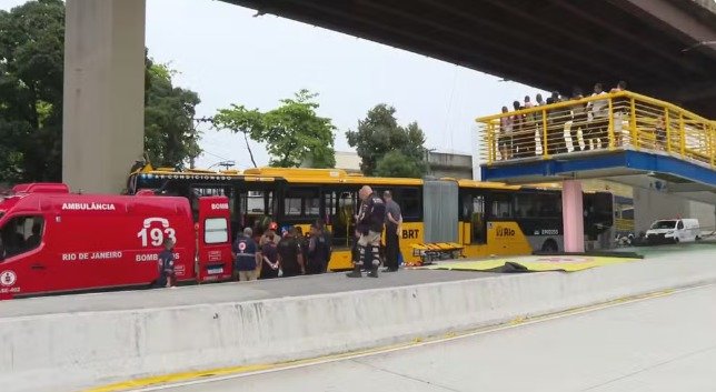 Acidente no Rio: BRT colide com pilar no Gasômetro e deixa dezenas de feridos - Vídeo