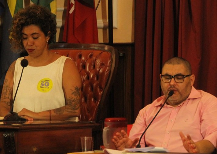 Talíria Petrone, que concorre à Prefeitura de Niterói pelo Psol. participa de sabatina com jornalistas do portal de notícias Folha do Leste no plenário da Câmara Municipal de Niterói e responde a perguntas desafiadoras sobre questões públicas da cidade; ao seu lado, o diretor-executivo André Freitas, mediador do encontro | Marcelo Feitosa/Folha do Leste/Brasil 21 Comunicação | ₢ Todos os Direitos Reservados | Proibida a Reprodução