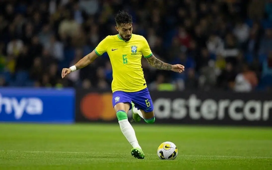 Botafogo anuncia a contratação de Alex Telles
