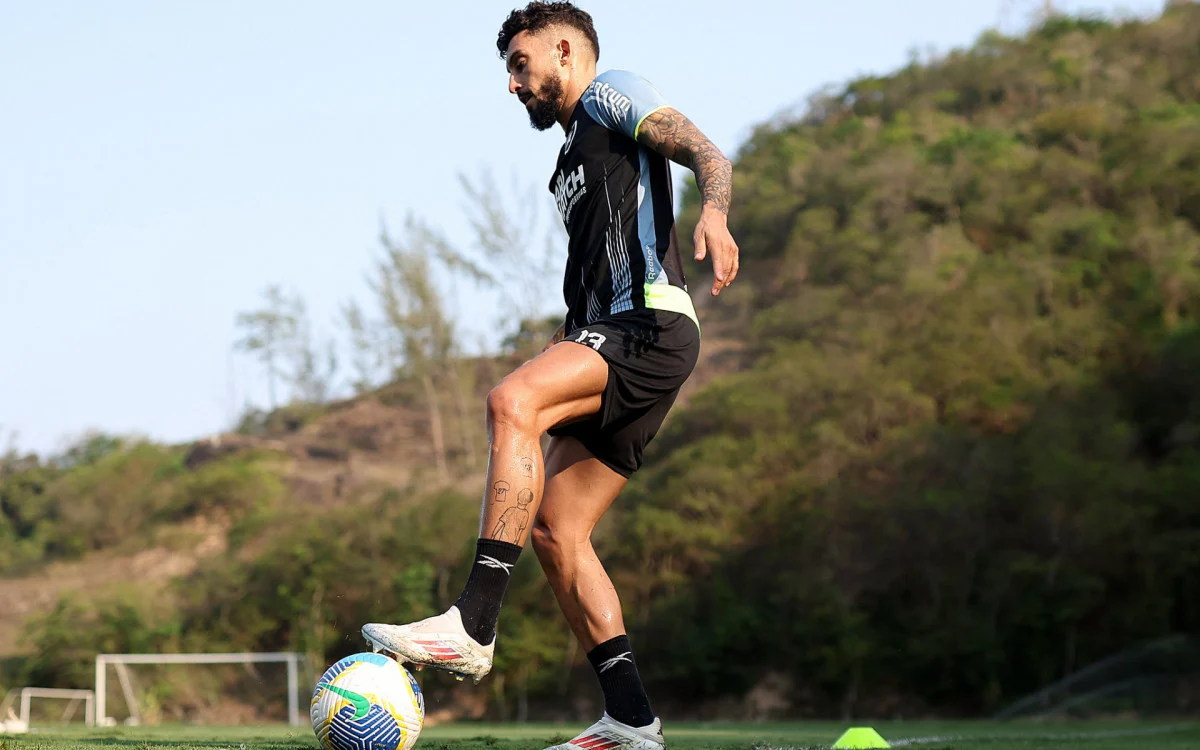 Botafogo reforça defesa para jogo contra o Corinthians