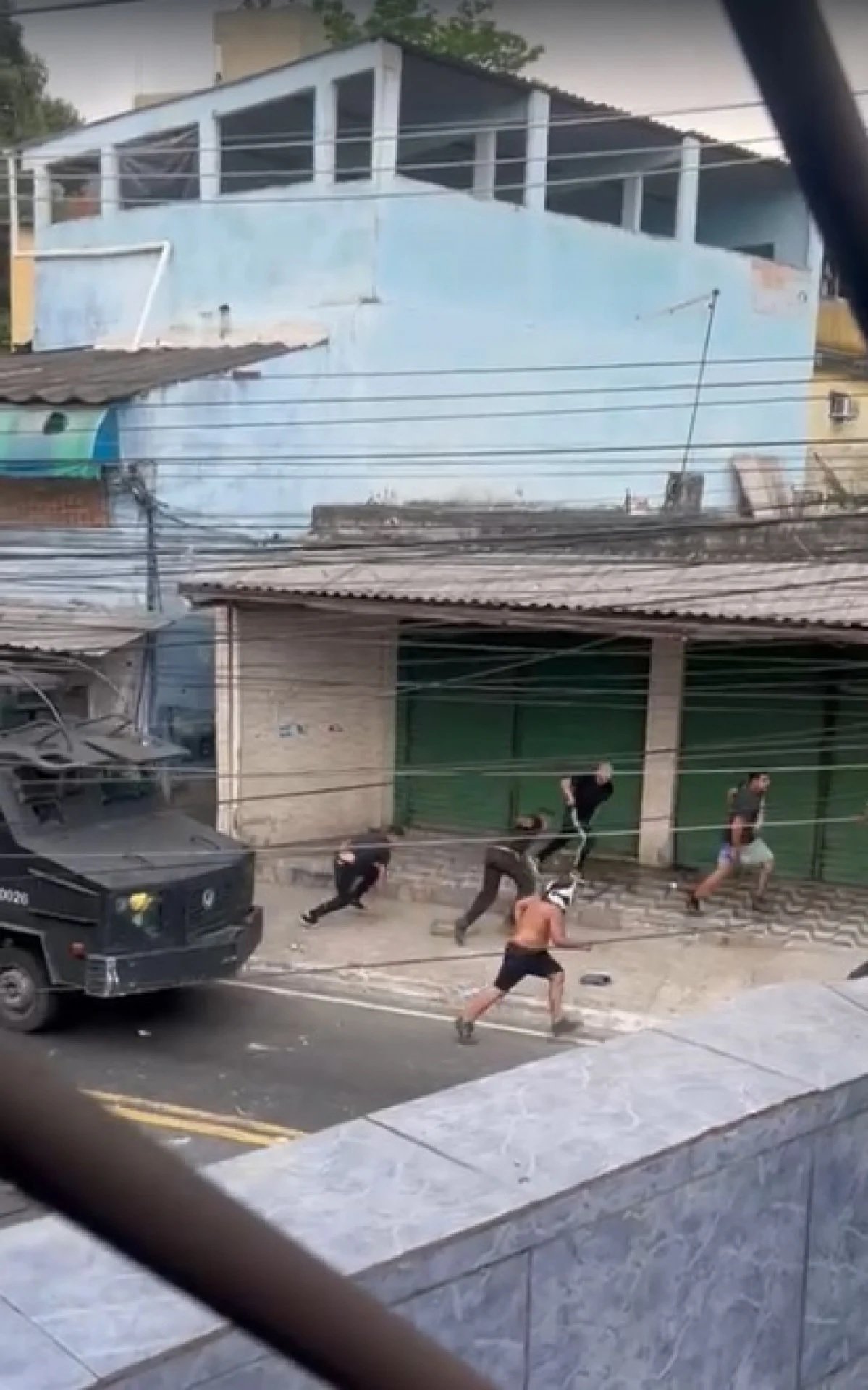 Briga deixa torcedores baleados antes de clássico - Vídeo