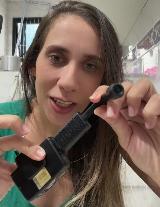 Após marido realizar troca de lâmpada, Mulher denuncia em vídeos que encontrou uma câmera espiã instalada em seu banheiro após 4 anos morando de aluguel e divulga vídeos denunciando a situação de violação de sua imagem, intimidade e privacidade, bem como de sua família | Reprodução