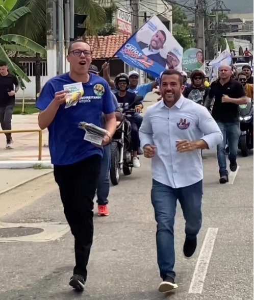 Douglas Gomes e Carlos Jordy "puxam" trecho de carreata em ritmo de corrida | Reprodução