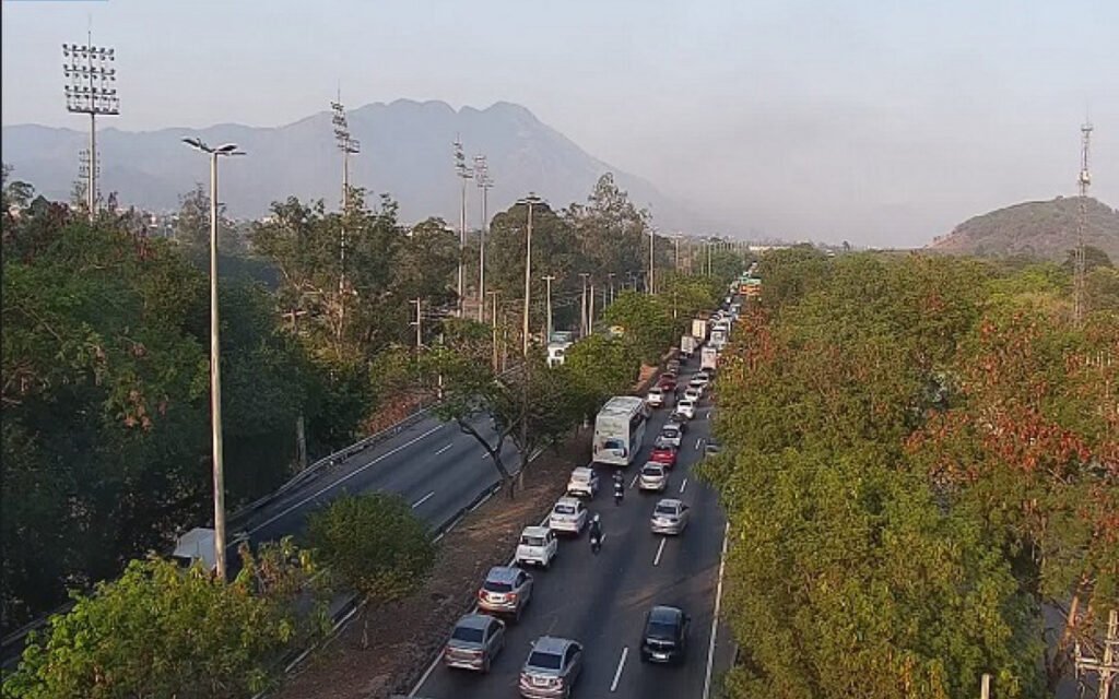 Carro pega fogo e causa interdição na Transolímpica