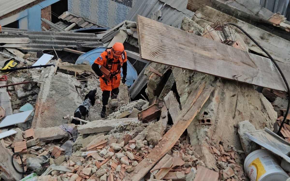 Casa desaba em Cascadura e deixa idoso ferido