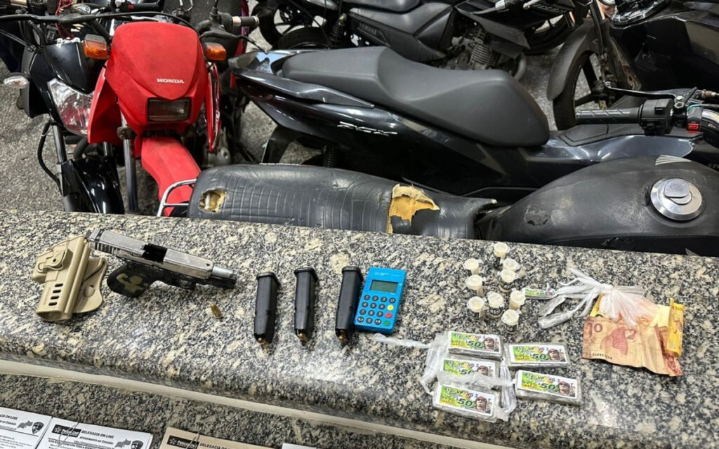 Criminoso preso com arma e drogas no Rio