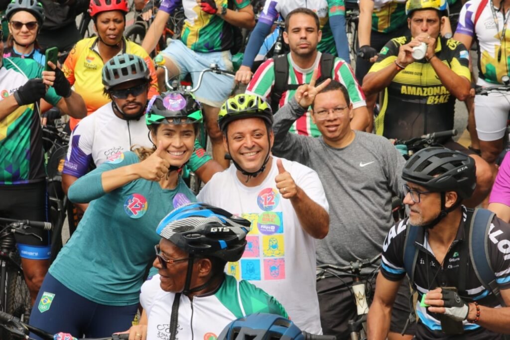 Dia Mundial Sem Carro em Niterói tem participação do candidato a prefeito Rodrigo Neves (PDT) pedalando juntamente com sua vice, Isabel Swan (PV); ele reforçou compromissos com políticas públicas de mobilidade sustentável através do estímulo ao uso da bicicleta | Divulgação