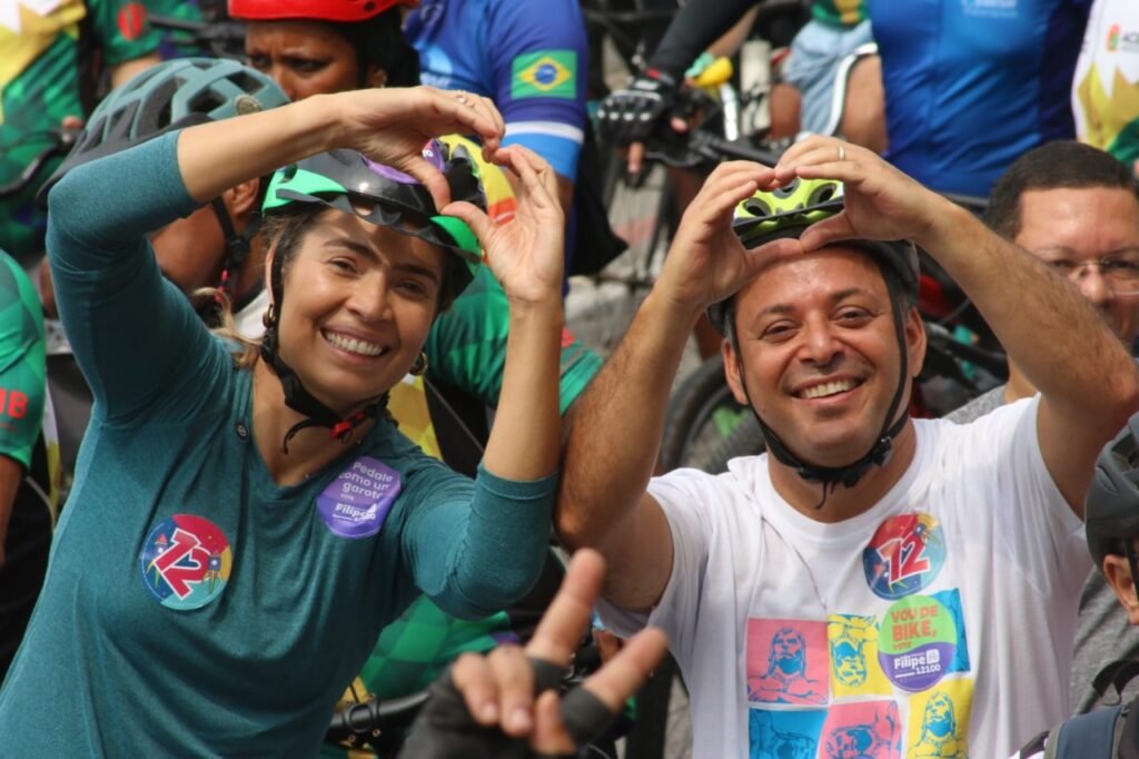 Dia Mundial Sem Carro em Niterói tem participação do candidato a prefeito Rodrigo Neves (PDT) pedalando juntamente com sua vice, Isabel Swan (PV); ele reforçou compromissos com políticas públicas de mobilidade sustentável através do estímulo ao uso da bicicleta | Divulgação