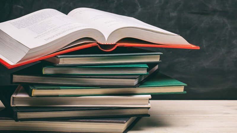 A Livraria da Vila e a Editora Labrador promovem concurso literário para novos autores com prêmio de publicação e participação em evento literário.