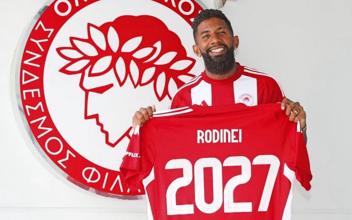 Ex-Flamengo Rodinei renova contrato com Olympiacos