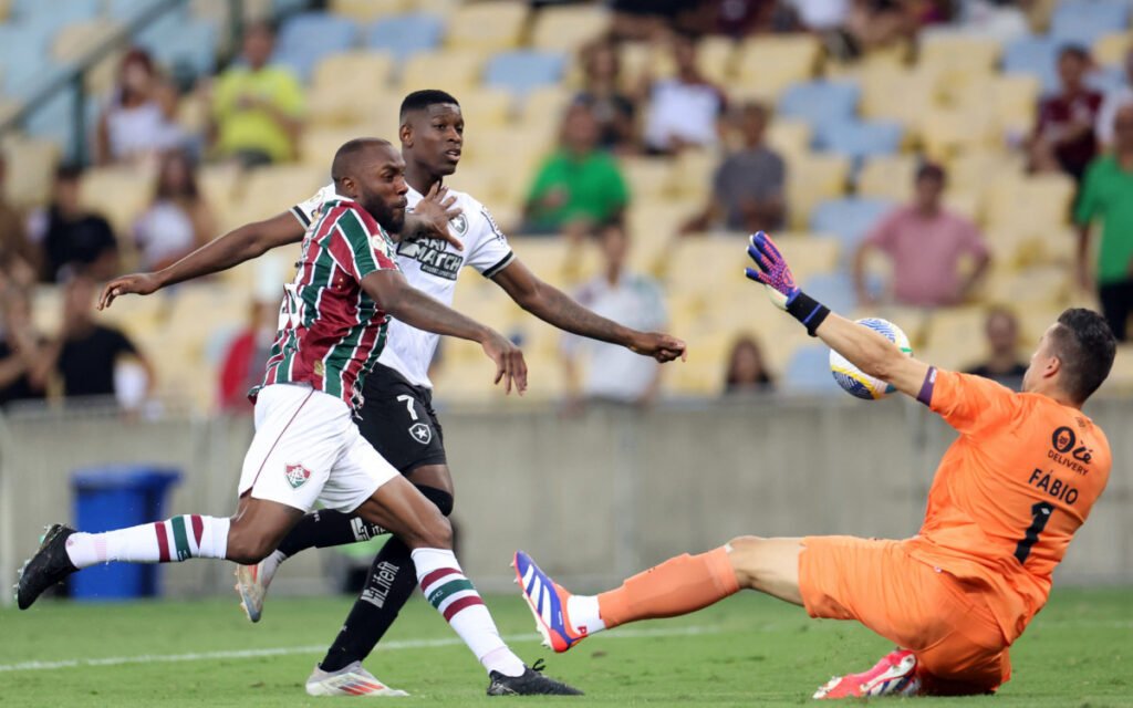 Fábio questiona lance polêmico em derrota do Fluminense