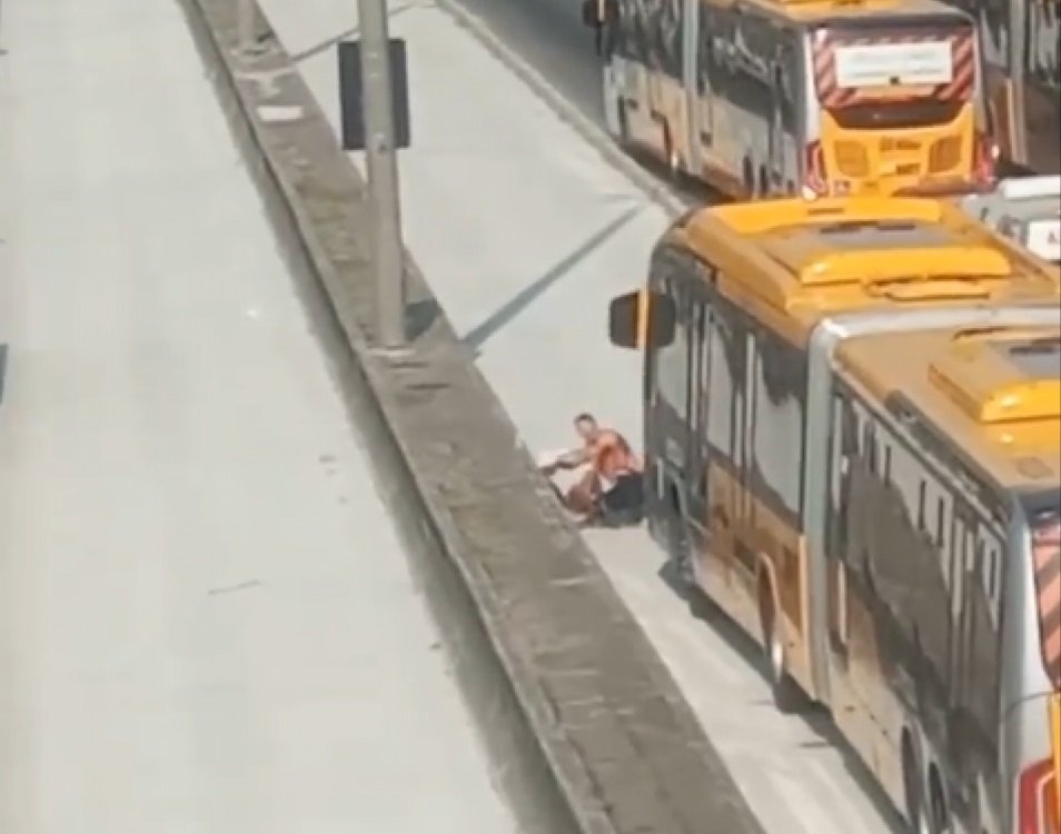 Homem é atropelado por BRT na Avenida Brasil