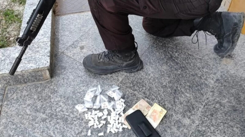 Homem é preso por tráfico de drogas em Araruama