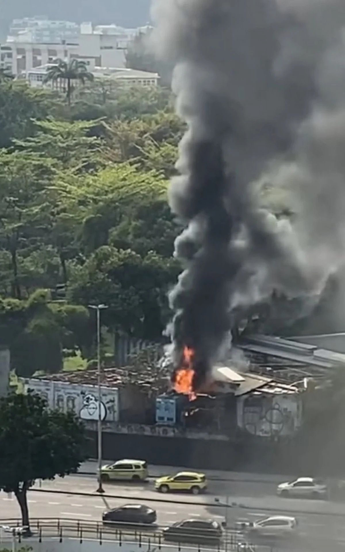 Incêndio atinge antigo Canecão em Botafogo