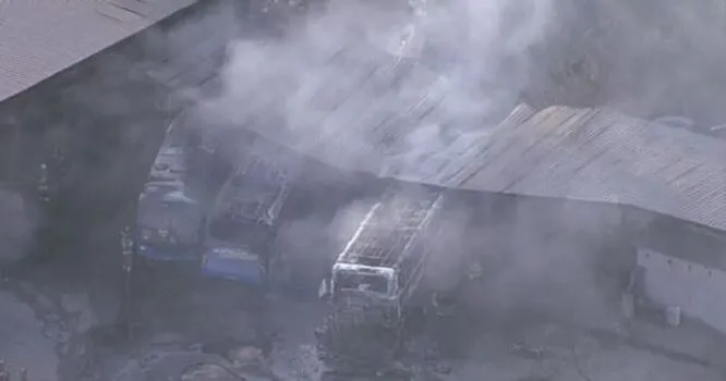 Incêndio destrói três ônibus em São Gonçalo - Vídeo
