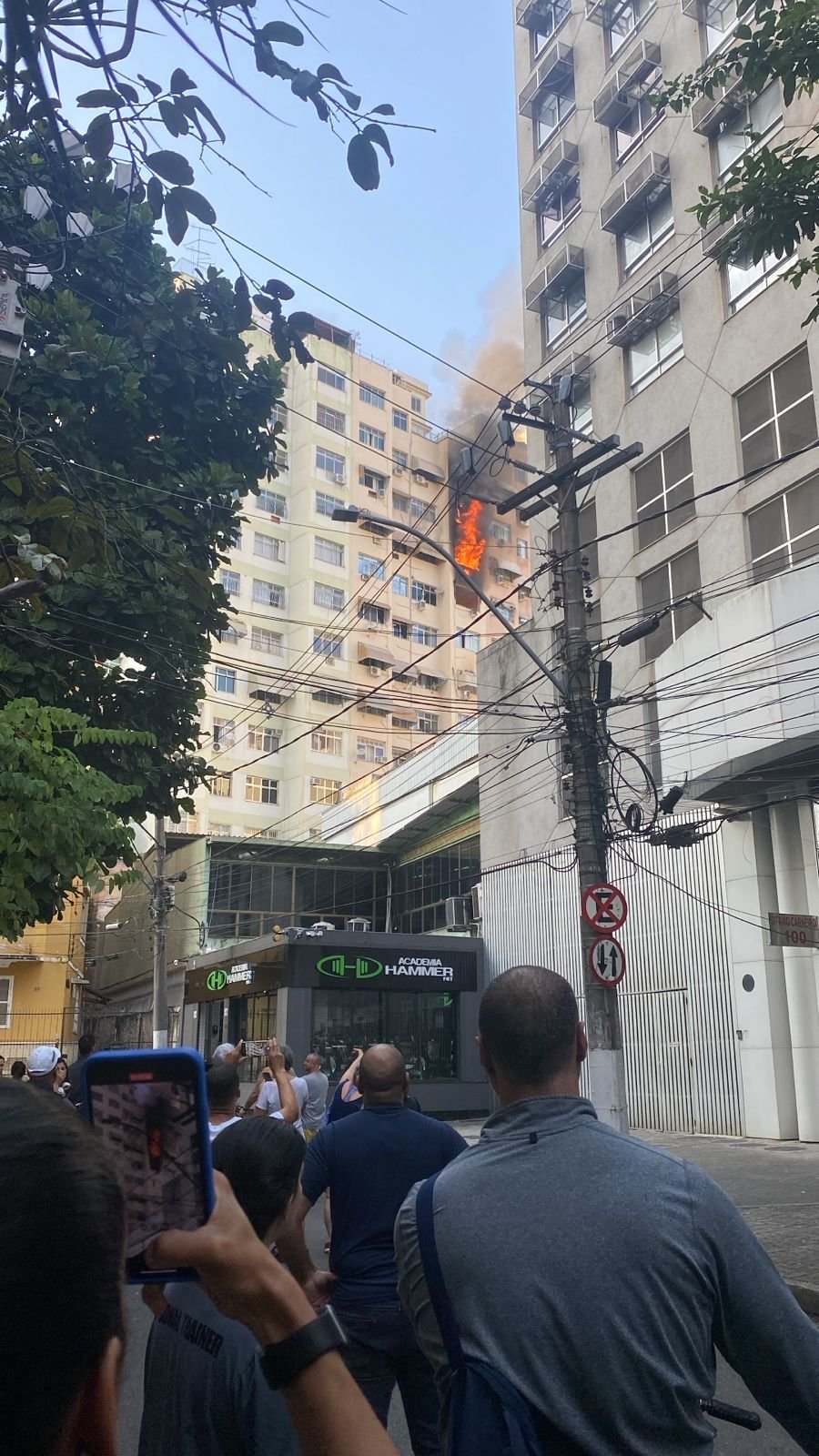 Incêndio devasta apartamentos em Icaraí, na Zona Sul de Niterói, na Rua Belizário Augusto, 85, com vítima resgatada para o Hospital Azevedo Lima e deixando traumas para moradores e vizinhos | Reprodução