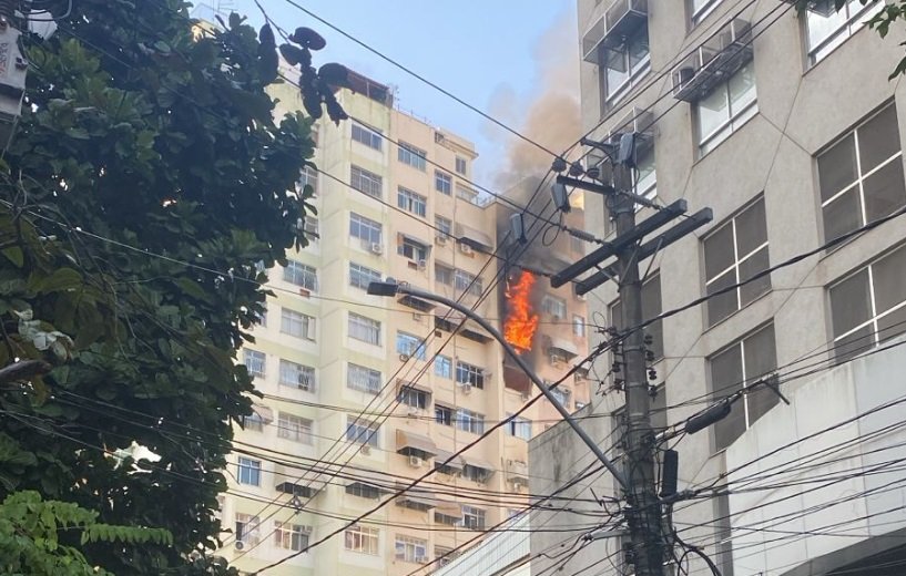 Incêndio devasta apartamentos em Icaraí, na Zona Sul de Niterói, na Rua Belizário Augusto, 85, com vítima resgatada para o Hospital Azevedo Lima e deixando traumas para moradores e vizinhos | Reprodução