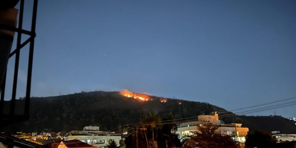 Niterói: Incêndio destrói mata em São Francisco