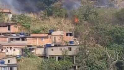 Incêndio em Niterói quase atinge casas - Vídeos