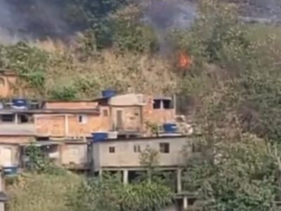 Incêndio em Niterói quase atinge casas - Vídeos