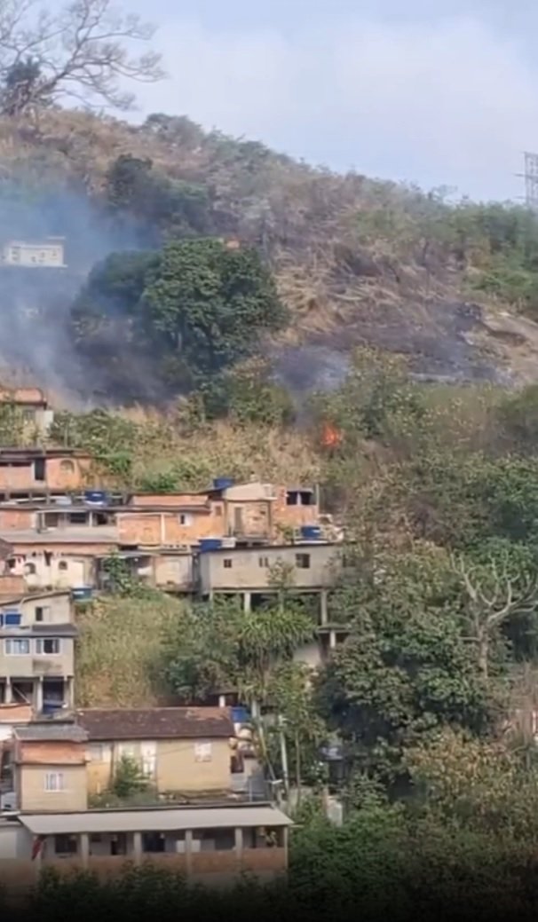 Incêndio em Niterói quase atinge casas - Vídeos