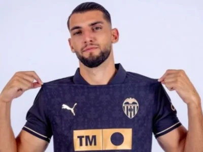 Valencia afasta Rafa Mir após acusação de agressão sexual