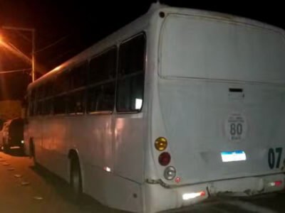 Jovem morre após colocar cabeça para fora de ônibus