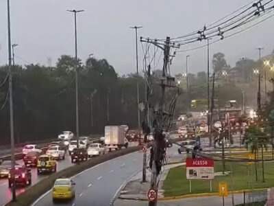 Kombi pega fogo na Avenida Ayrton Senna e causa transtornos