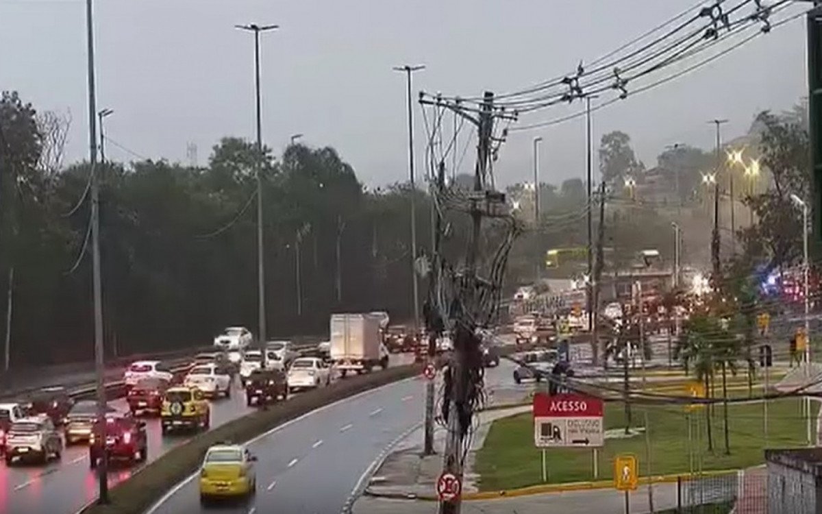 Kombi pega fogo na Avenida Ayrton Senna e causa transtornos