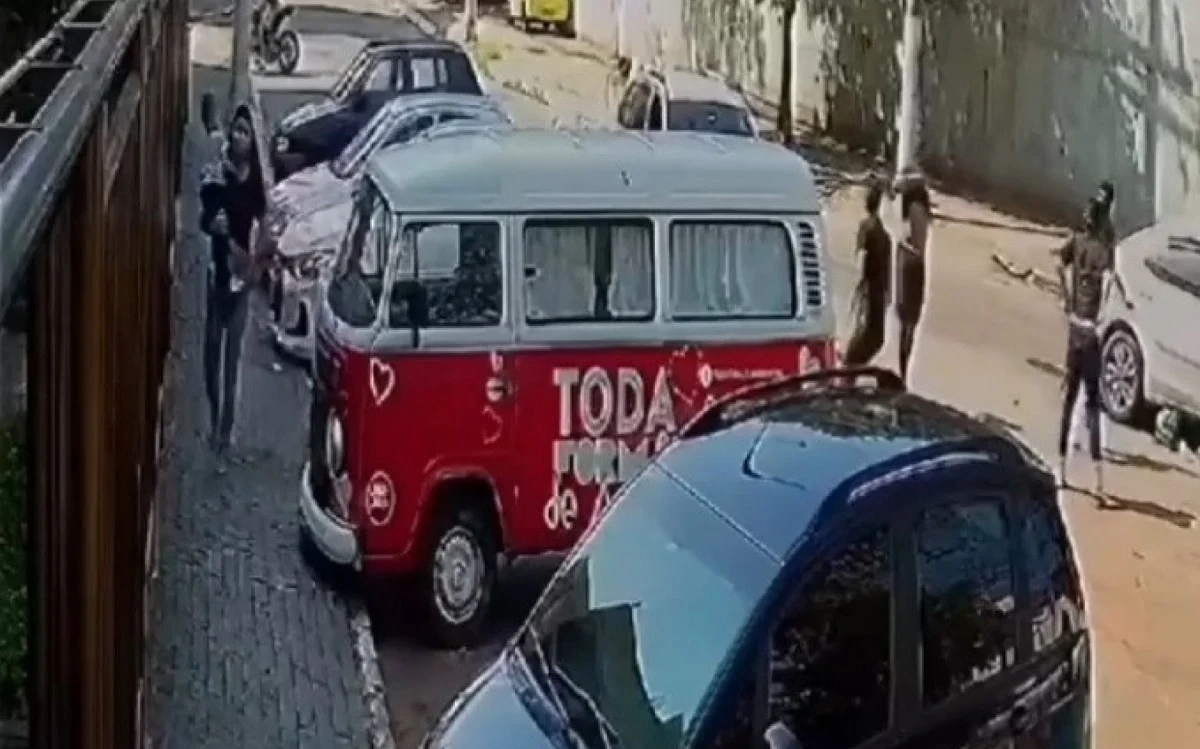 Mãe foge com bebê durante arrastão em Caxias - Vídeo