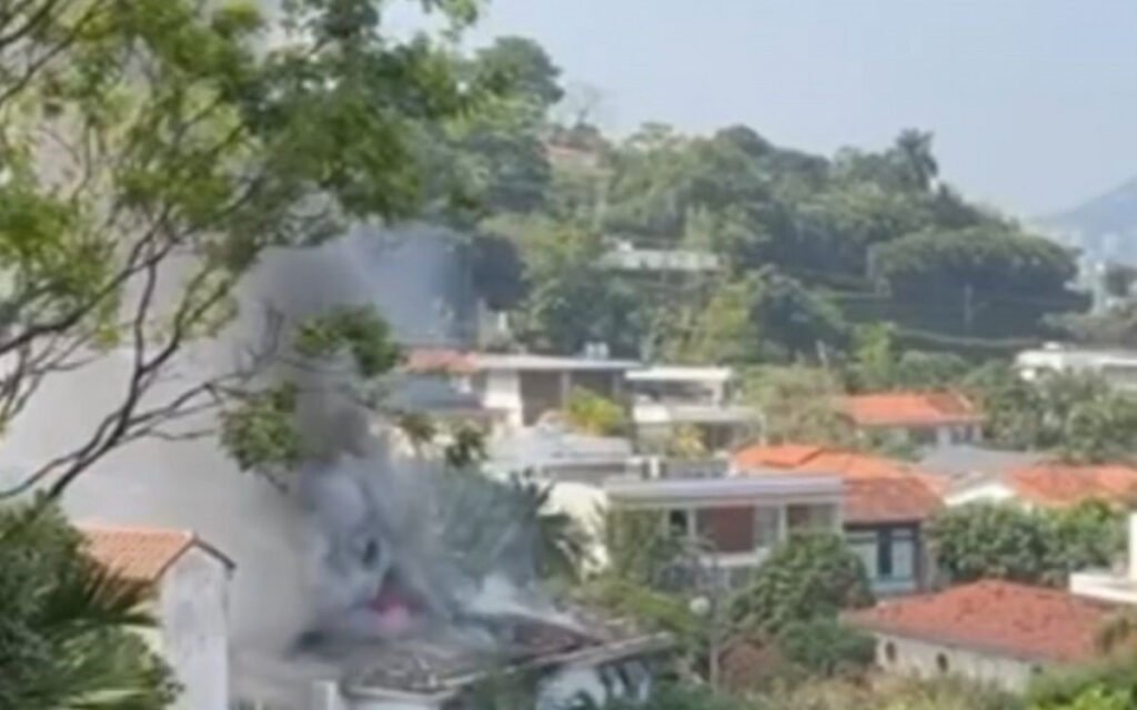 Mansão pega fogo em condomínio de luxo no Leblon