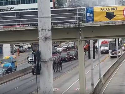 Moto pega fogo e interdita pista da Avenida Brasil