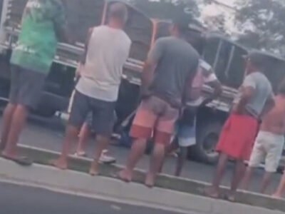 Motociclista fica preso embaixo de caminhão após acidente - Vídeo