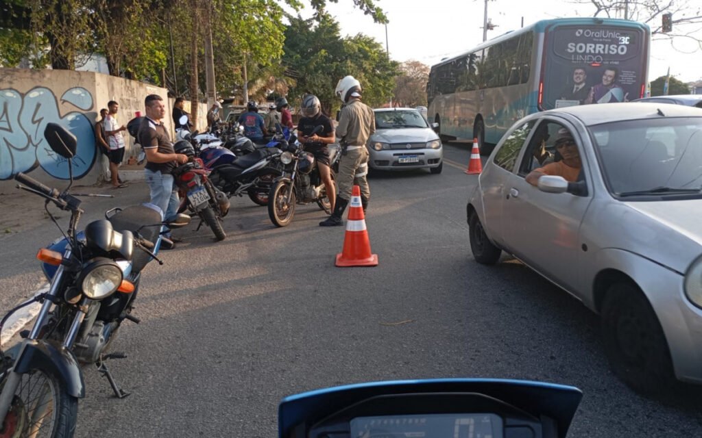 Motopatrulhas realizam operação de trânsito em Macaé