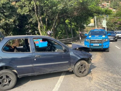 Motorista perde controle e colide com mureta em Niterói