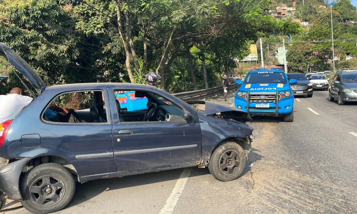 Motorista perde controle e colide com mureta em Niterói