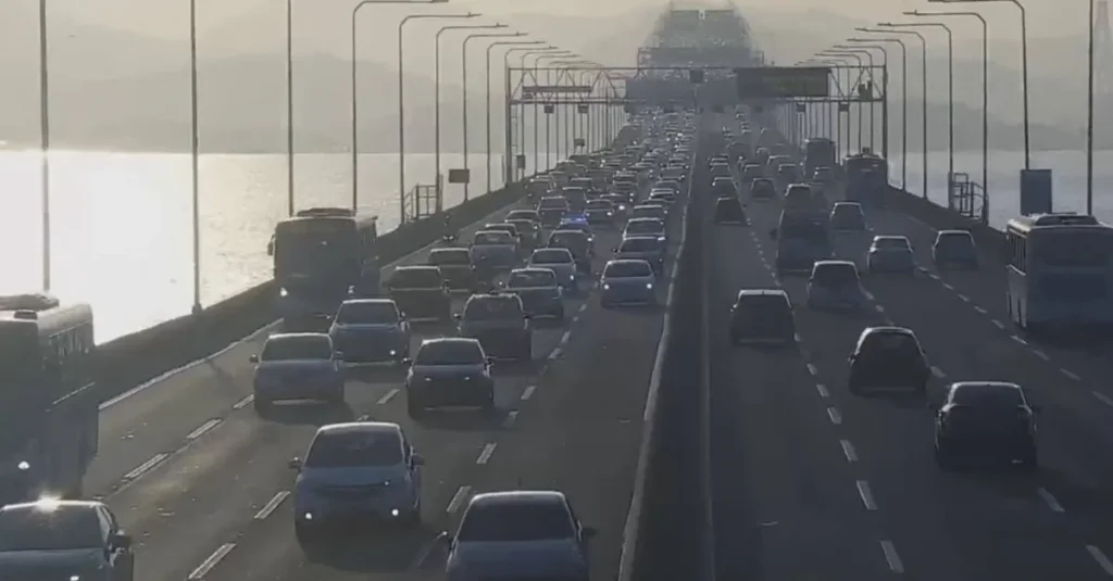 Motoristas enfrentam lentidão na Ponte Rio-Niterói