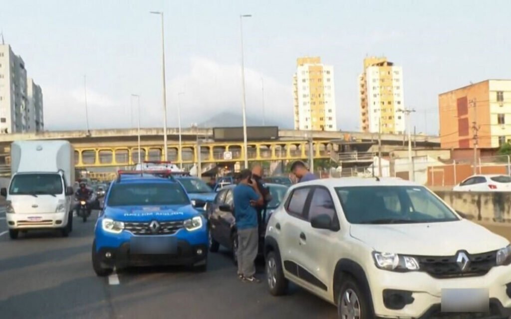 Mulher cai de viaduto e morre atropelada na Linha Amarela