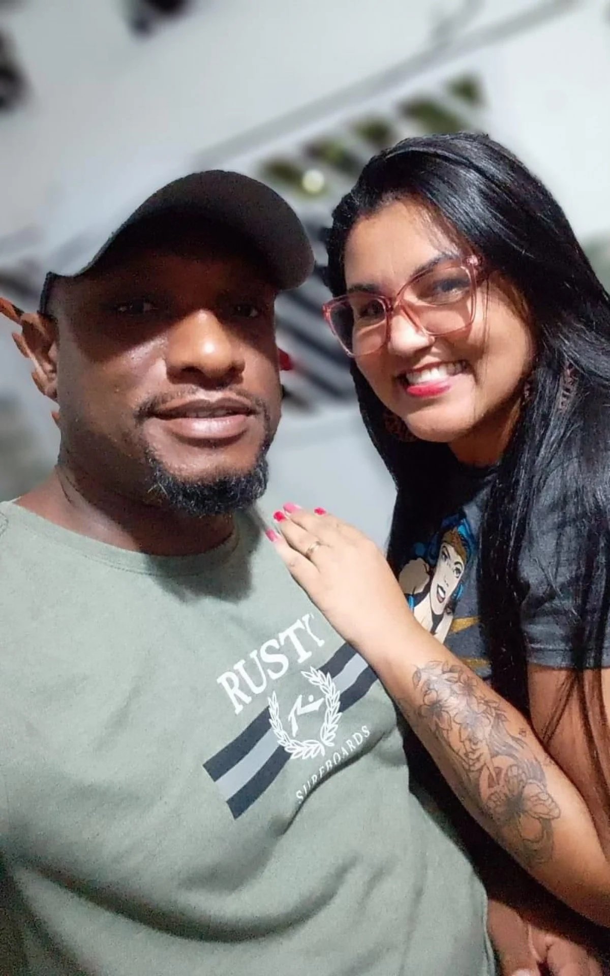 Homem que esfaqueou própria mulher 33 vezes continua foragido