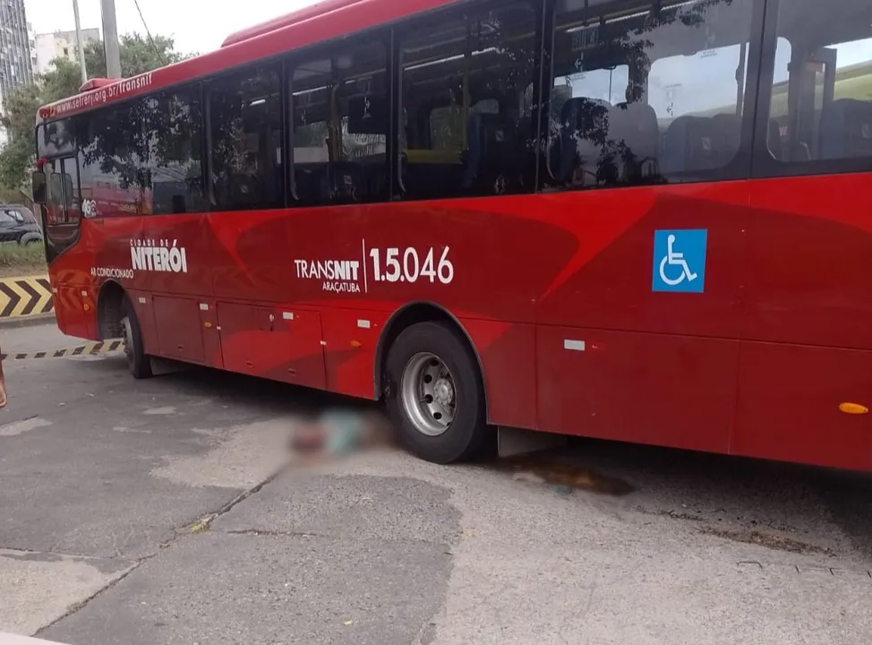 Mulher morre atropelada por ônibus dentro do terminal de Niterói