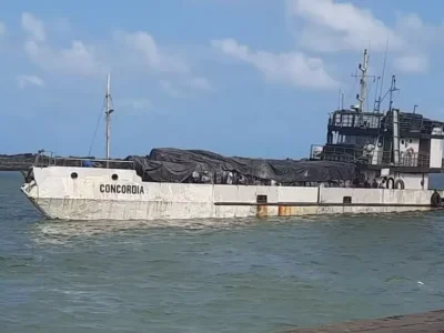 Navio afunda e deixa desaparecidos em Pernambuco